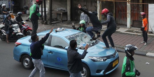 Ojek online hancurkan taksi Blue Bird di kawasan Dukuh Atas