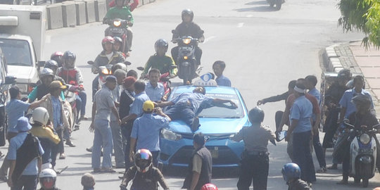 Dicegat konvoi ojek online, taksi Blue Bird dihancurkan di depan KPK