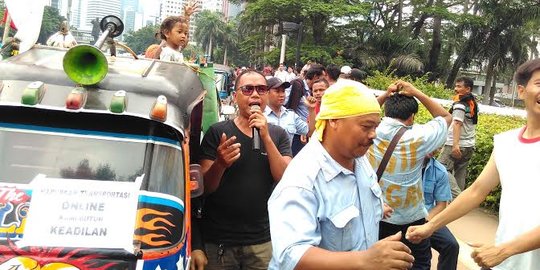 Demo di Monas, ratusan sopir taksi & Bajaj asyik goyang 'Sambalado'