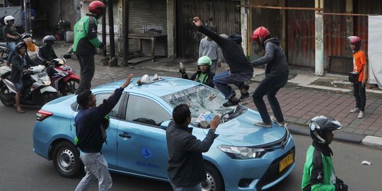 Balas dendam, driver ojek online hancurkan taksi di Thamrin