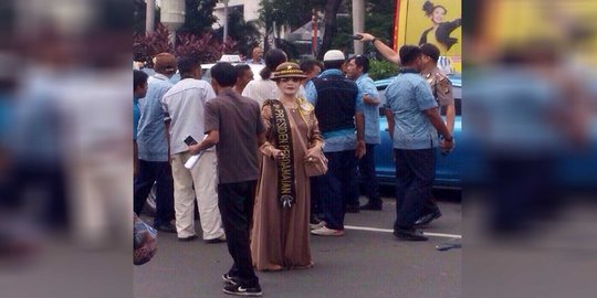 Sosok 'Presiden Perdamaian' ini muncul di tengah demo sopir taksi