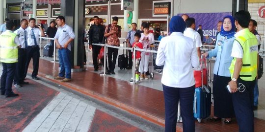 Dampak demo, penumpang taksi di Bandara Soekarno Hatta terlantar