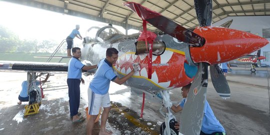 Kekompakan TNI AU gotong royong cuci Super Tucano