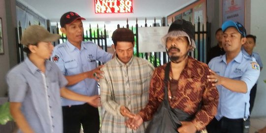 buta ini sehari raup uang rp