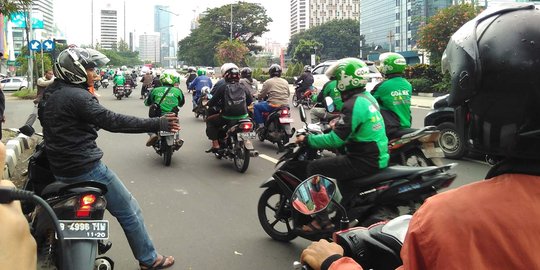 Curhat pengemudi GO-JEK antar penumpang di tengah demo sopir taksi