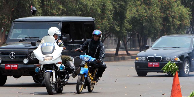 Sibuknya Paspampres saat  Wapres terjebak demo  sopir taksi 