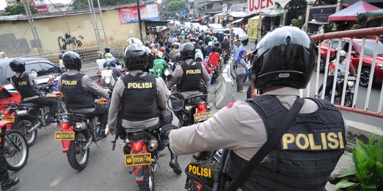 Video: Sopir taksi paksa polisi bebaskan teman yang ditangkap