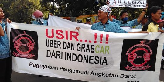 Tolak taksi online, sopir angkot geruduk Dishubkominfo Mataram