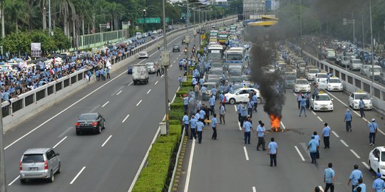 Aksi Kombes Krishna Murti di tengah demo rusuh sopir taksi