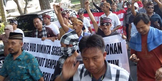 Sopir taksi di Bali long march tolak angkutan online beroperasi