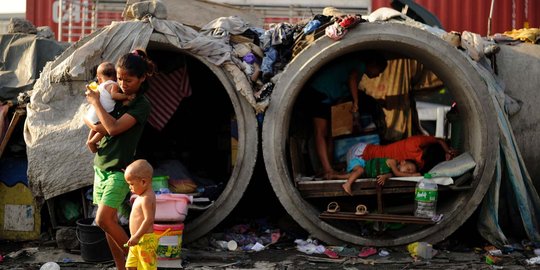 Potret kemiskinan warga Filipina hingga tidur di pipa gorong-gorong