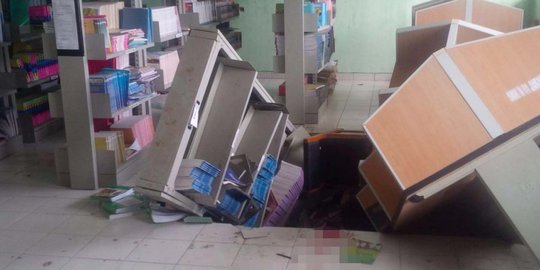 Lantai ruangan ambrol, guru dan murid jatuh lalu tertimpa rak buku