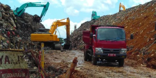 TPA di Makassar dikeruk, bau sampah menyeruak hingga tengah kota