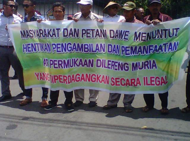 warga kudus protes eksploitasi air di gunung muria