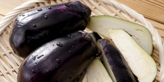 wanita petugas temukan terong di bawah kasur rev2