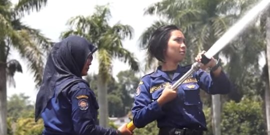 Video: Damkar cantik digoda 'Neng padamin hati abang juga ya?'