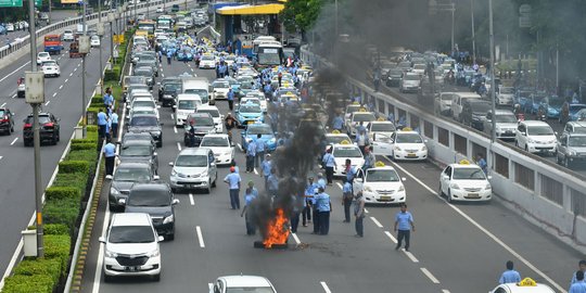 Isu panas Ruhut soal demo sopir taksi dibayar Rp 100 ribu