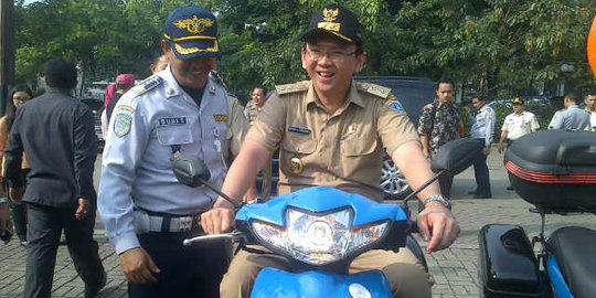 Ahok segera buat aturan tarif taksi online