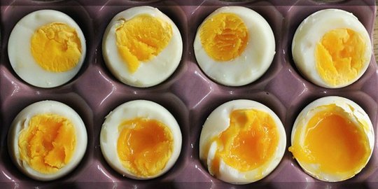 Bagaimana cara  masak telur  rebus  dengan berbagai tingkat 