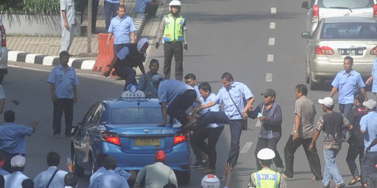 Polisi buru sopir taksi perusak mobil saat demo angkutan online