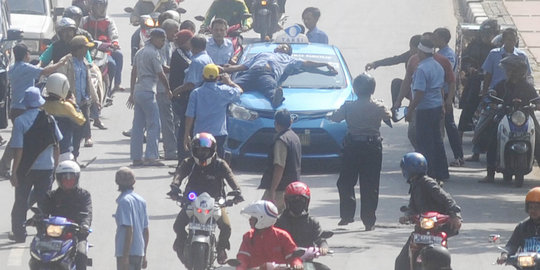 Datangi pool Blue Bird, Polisi cari bukti taksi dirusak saat demo