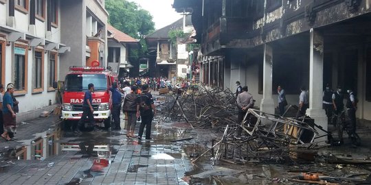 Api kembali berkobar saat tim Labfor masuk ke dalam Pasar Seni Ubud