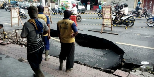 Hujan deras, Jalan Ahmad Dahlan di Yogyakarta amblas