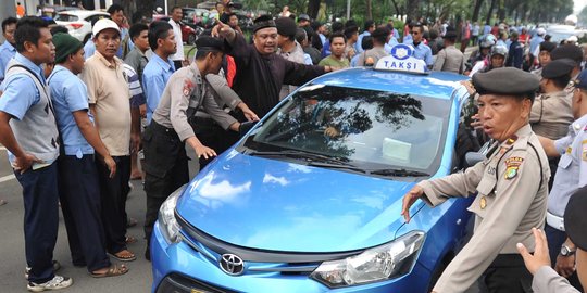 Jaksa Agung soal demo taksi: Dulu Blue bird sekarang Angry Bird