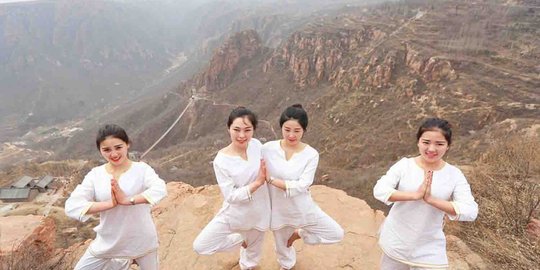 Mendebarkan, wanita-wanita cantik ini latihan yoga di pucuk tebing