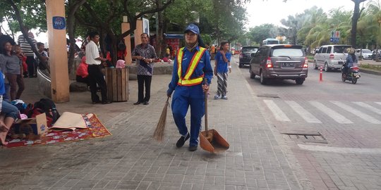 Liburan murah dan nasib tukang pungut sampah di Pantai Ancol