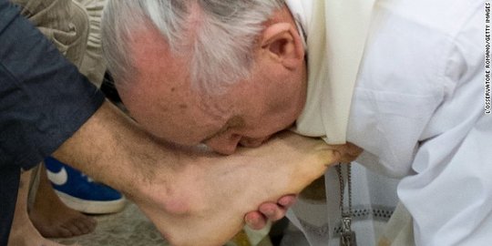 basuh dan cium kaki narapidana muslim rev4