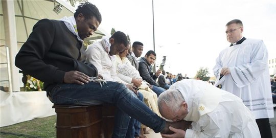 mencium kaki imigran muslim jelang paskah rev4