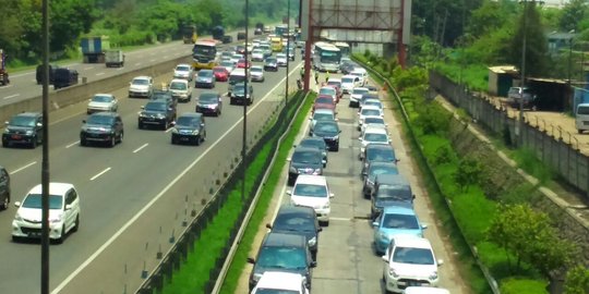 Libur panjang, Tol Jakarta-Cikampek masih padat