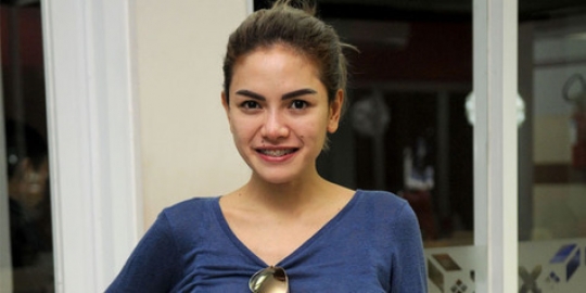 Astaga, Nikita Mirzani pamer foto nyaris telanjang di pantai