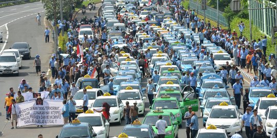 Suka 'mangkal' bikin tarif taksi lebih mahal dari GrabCar dan Uber