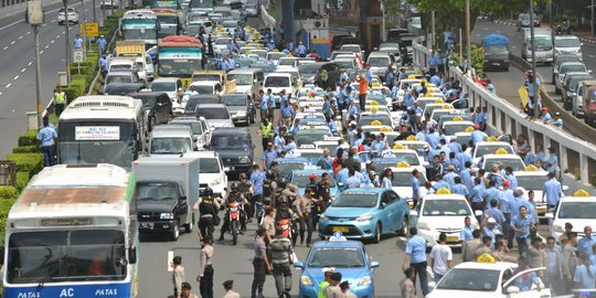 Pendapatan sopir taksi 'raib' 50 persen akibat GrabCar dan Uber