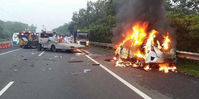  Honda  Jazz  terbakar  di Tol Cipularang dua orang luka luka 