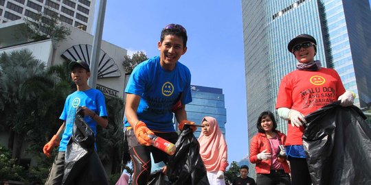 Aksi Sandiaga Uno pungut sampah di Bundaran HI