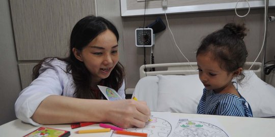 Keseruan pasien RS Siloam Simatupang warnai gambar telur Paskah
