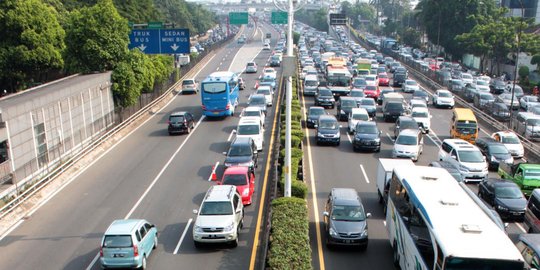 Macet arus balik, contra flow diterapkan di Tol Cikampek mulai KM 53