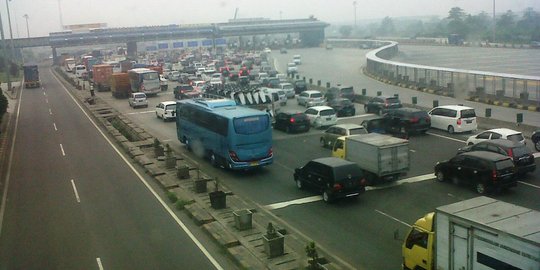 Selalu macet parah saat libur panjang, kenapa warga tak juga bosan?