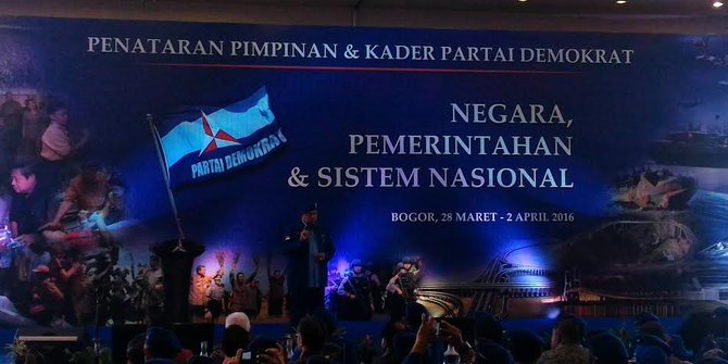 Beri penataran di Bogor, SBY & kader Demokrat kompak berbaret biru