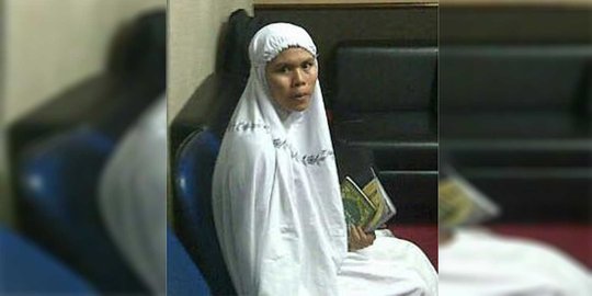 Perempuan ini todongkan pistol mainan ke kerumunan orang