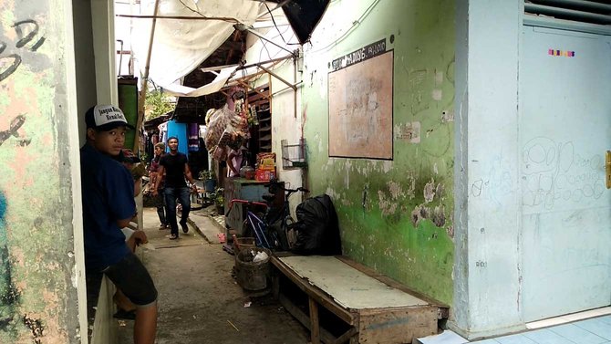 Luntang lantung ayah Marshanda sering tidur di teras 