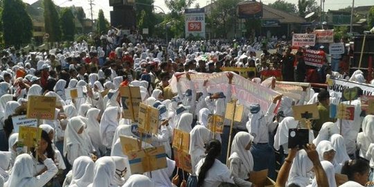 Tolak UU pengambilalihan SMA, bupati & siswa di Sukoharjo demo