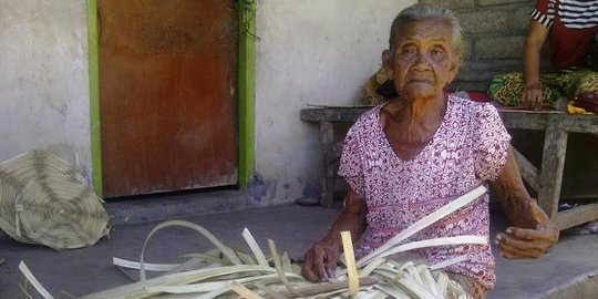 Kisah janda 80 tahun di Bali hidup dari jual anyam  tikar 