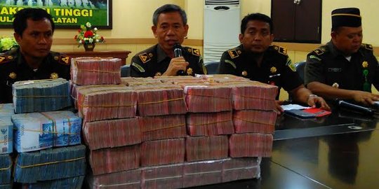 Datangi Kejaksaan,istri Irsyan bawa uang 2 koper hasil korupsi Alkes