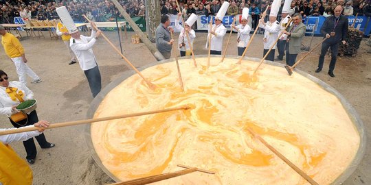 Rayakan Paskah, warga Prancis pecahkan rekor buat omelet raksasa