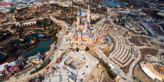 Penampakan megahnya Disneyland buatan China