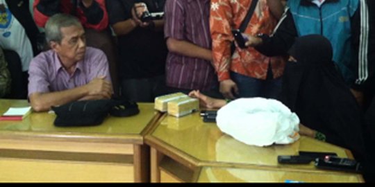 Diberi uang 2 gepok dari seseorang, istri Siyono malah resah